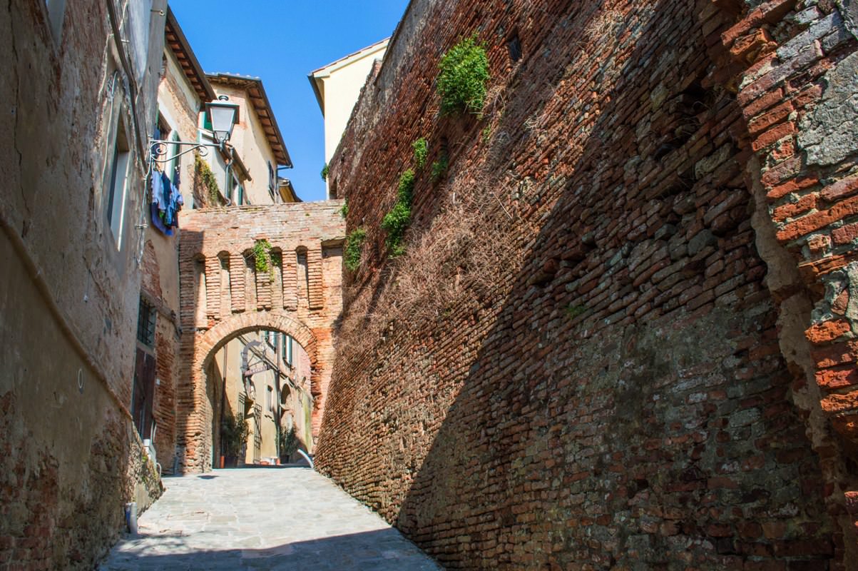 Fortifications of Lari