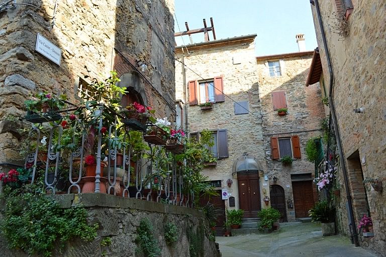 Little lane in the old village of Chianni