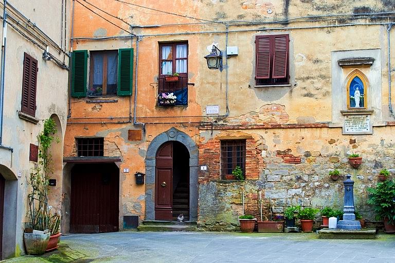 Piazzetta della chiesa in Chianni