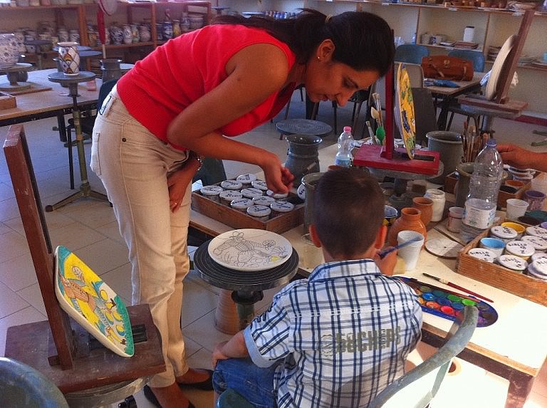Children activity in Tuscany: a class of ceramic plate painting