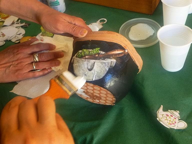 Decoupage on pots during your stay in Tuscany