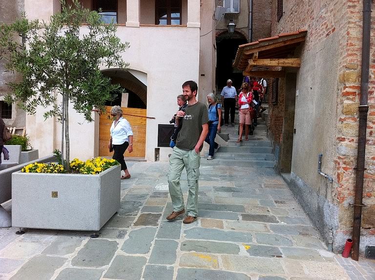 Small group guided walking tour in Peccioli