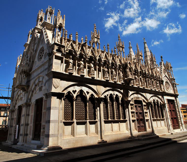Lateral side of Chiesa della Spina in Pisa