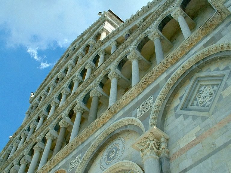The marble facade of the Duomo di Pisa