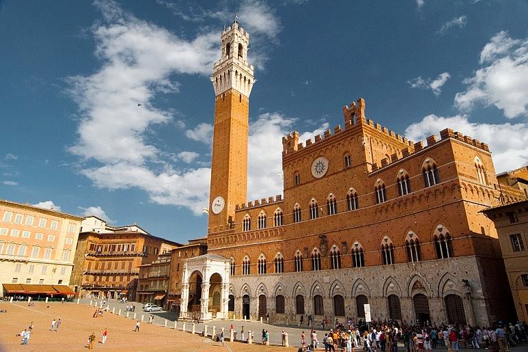 Palazzo Pubblico in the middle of piazza del campo