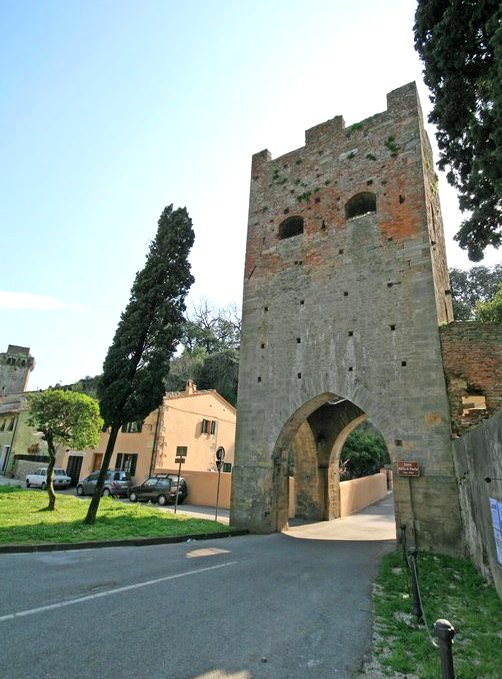 Tower of the city walls of Vicopisano