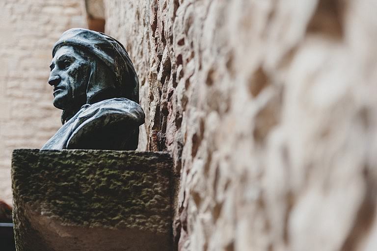 Dante's bronze statue in Florence