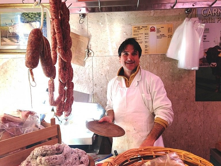 A very professional butcher from Lari