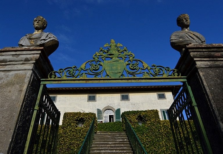 Coats of arms of the Venerosi Pesciolini family