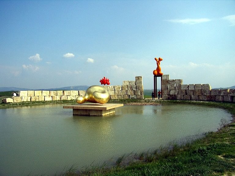 The pond and contemporary art at Teatro del Silenzio