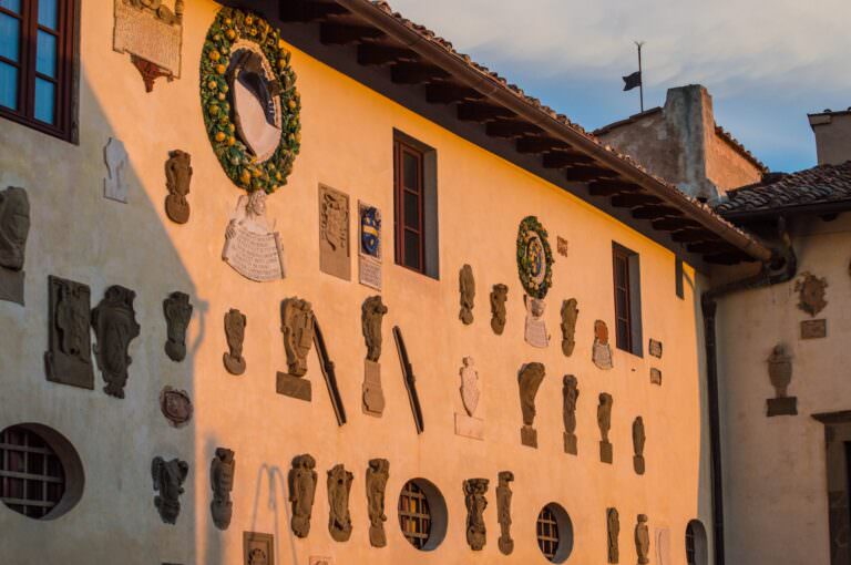 Coat of arms in the façade of the castle