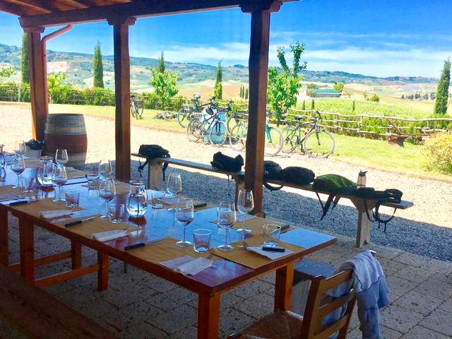 Pick-nick at a Tuscan winery on a biking day