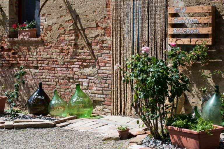 At My Tuscan Kitchen you can try wine, honey and olive oil produced there