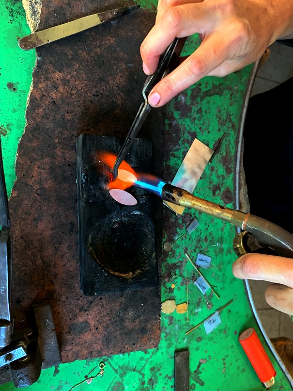 The blowtorch changes the color of silver