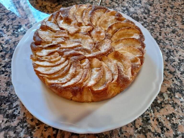 Dessert with fresh apples