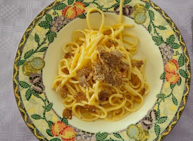 Fresh pasta with truffle sauce and fresh truffle
