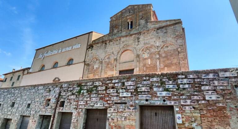 Guided visit to the medieval hamlet of Peccioli with Arianna & Friends