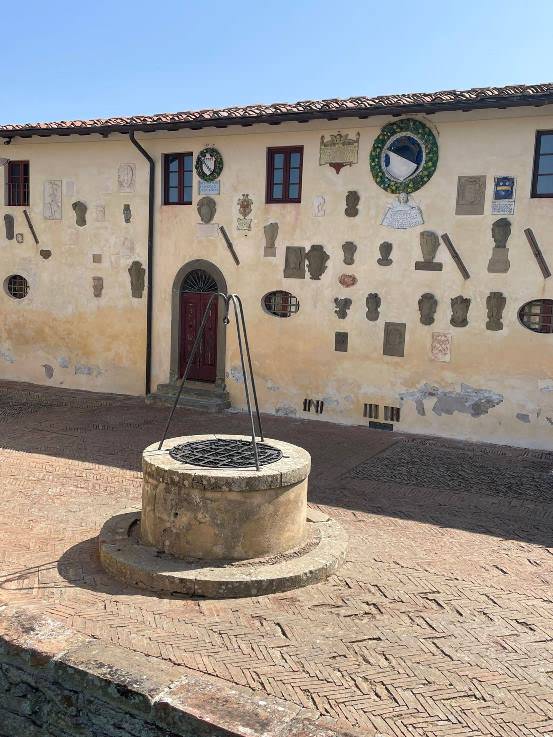 Guided visit to the castle of Lari