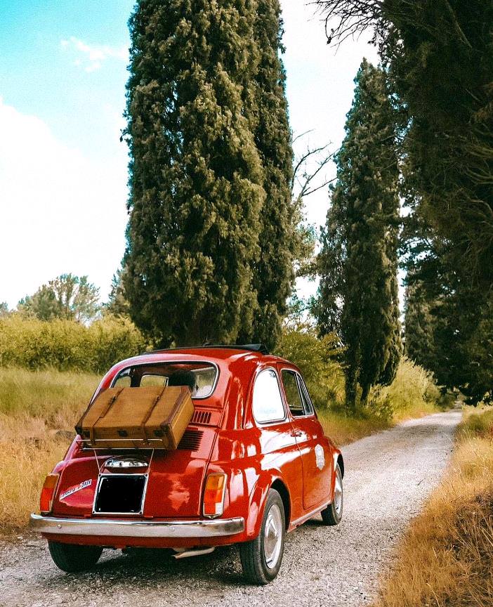 Arianna & Friends arranges tours in 500 car