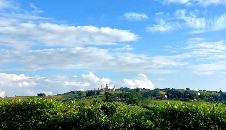 Walk to San Gimignano on your own