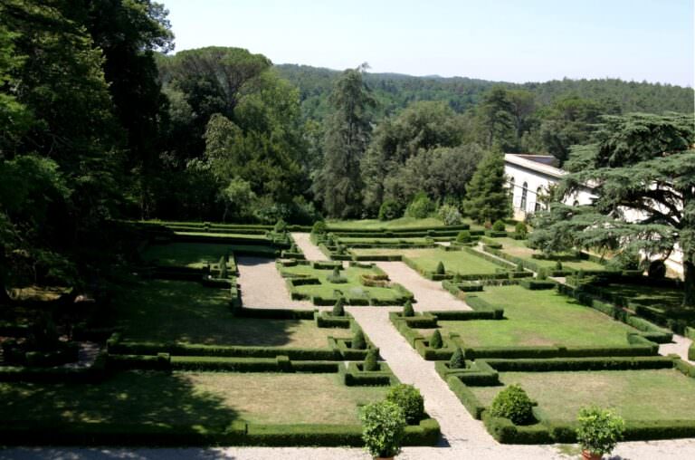 Walking guided visit to the Italian garden near Pontedera