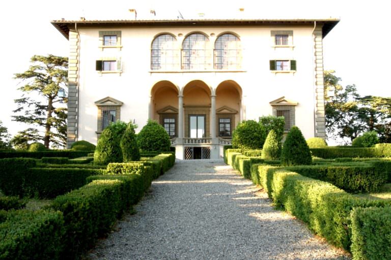 Guided visit to the main villa with Arianna & Friends