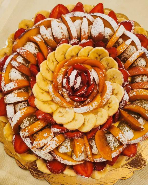 Fruit cake with fresh fruits