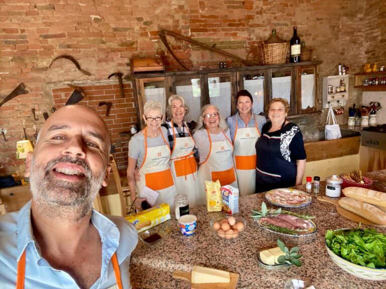 Guide Cristiano and chef Ester ready to teach the best Tuscan recipes