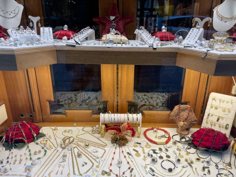 Guided visit to the local shops of Florence