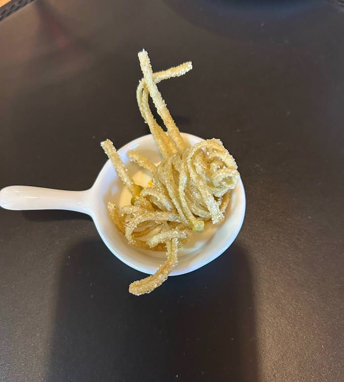 Spaghetti with cheese and black pepper