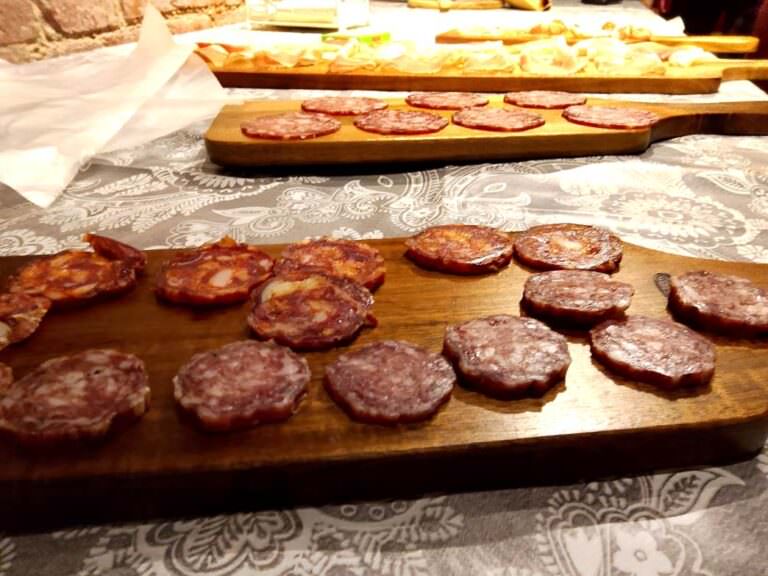 Salami with tuffle and cilly pepper