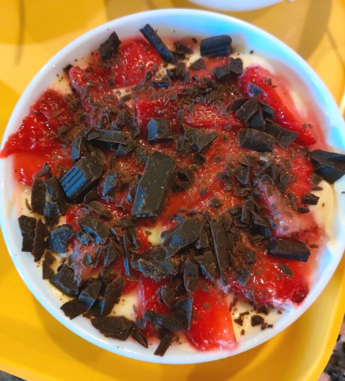 Fruity tiramisù made with fresh strawberries and dark chocolate
