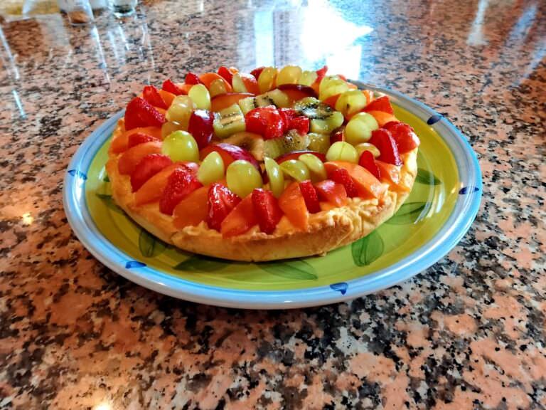 Tart made with fruits and custard